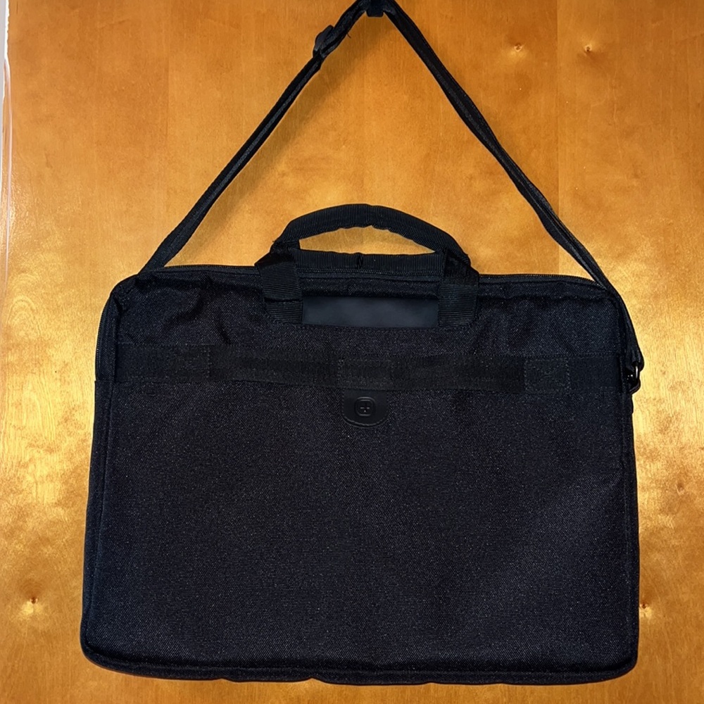 SWISSGEAR spacious messenger bag with adjustable strap - Picture 5 of 8